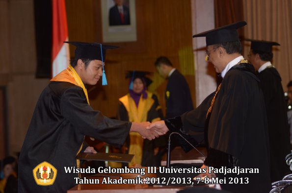 wisuda-unpad-gel-iii-ta-2012_2013-fakultas-ilmu-budaya-oleh-rektor-153