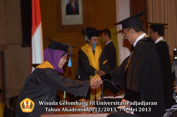 wisuda-unpad-gel-iii-ta-2012_2013-fakultas-ilmu-budaya-oleh-rektor-154