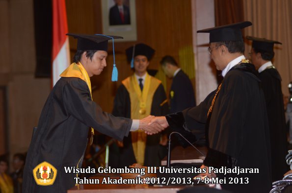 wisuda-unpad-gel-iii-ta-2012_2013-fakultas-ilmu-budaya-oleh-rektor-155