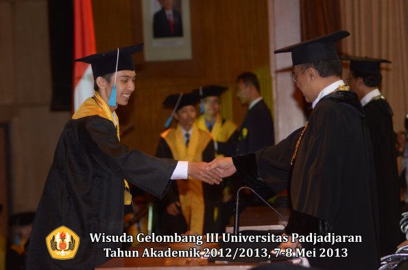 wisuda-unpad-gel-iii-ta-2012_2013-fakultas-ilmu-budaya-oleh-rektor-157