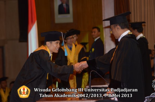 wisuda-unpad-gel-iii-ta-2012_2013-fakultas-ilmu-budaya-oleh-rektor-158