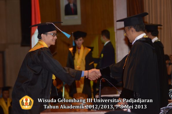 wisuda-unpad-gel-iii-ta-2012_2013-fakultas-ilmu-budaya-oleh-rektor-159