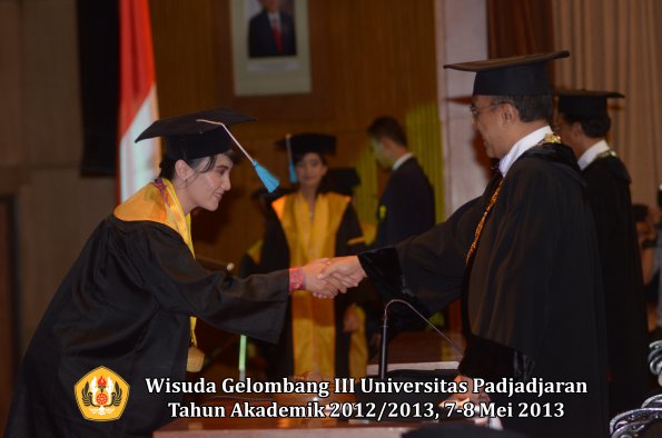 wisuda-unpad-gel-iii-ta-2012_2013-fakultas-ilmu-budaya-oleh-rektor-163