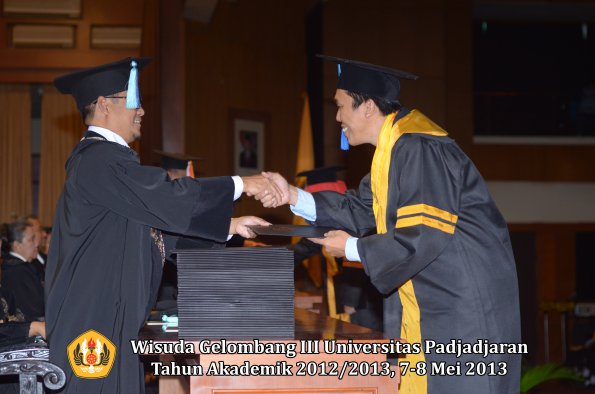 wisuda-unpad-gel-iii-ta-2012_2013-fakultas-ilmu-keperawatan-oleh-dekan-003