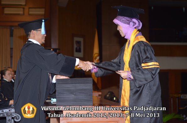 wisuda-unpad-gel-iii-ta-2012_2013-fakultas-ilmu-keperawatan-oleh-dekan-005