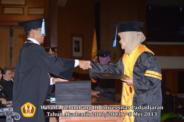 wisuda-unpad-gel-iii-ta-2012_2013-fakultas-ilmu-keperawatan-oleh-dekan-012