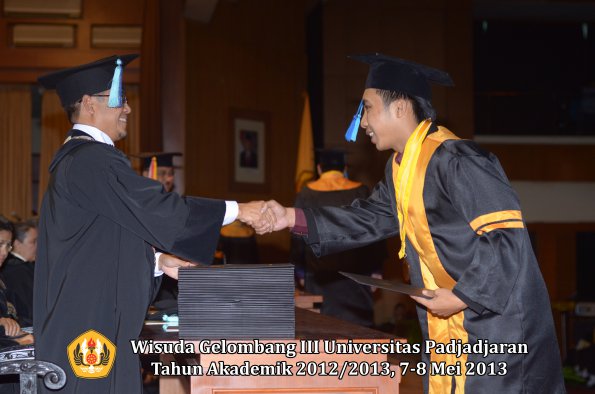 wisuda-unpad-gel-iii-ta-2012_2013-fakultas-ilmu-keperawatan-oleh-dekan-014