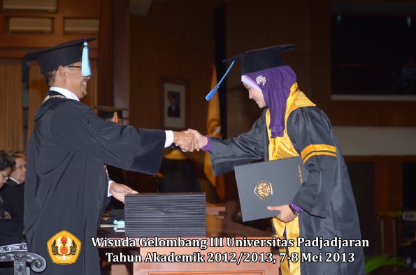 wisuda-unpad-gel-iii-ta-2012_2013-fakultas-ilmu-keperawatan-oleh-dekan-021