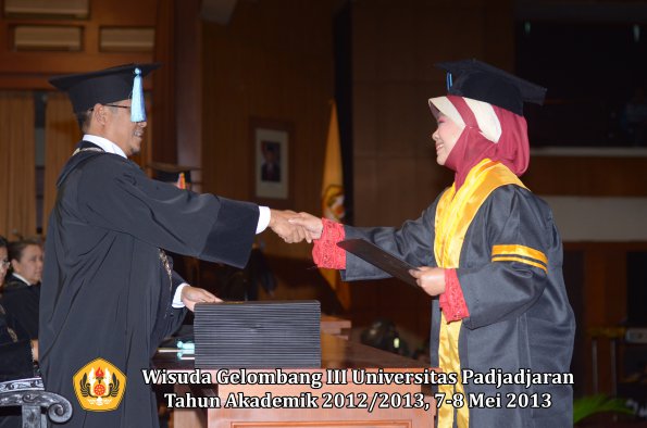 wisuda-unpad-gel-iii-ta-2012_2013-fakultas-ilmu-keperawatan-oleh-dekan-022