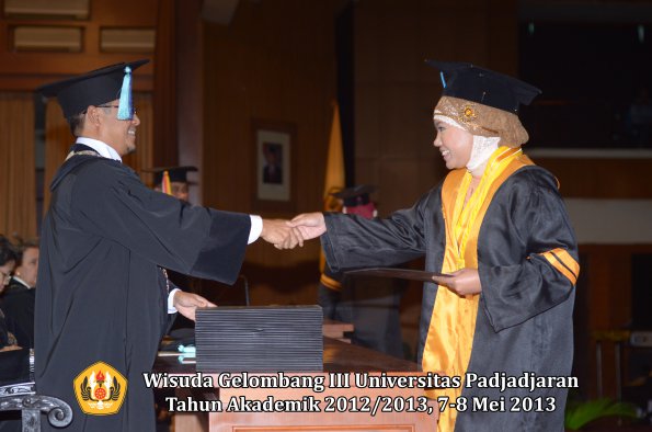 wisuda-unpad-gel-iii-ta-2012_2013-fakultas-ilmu-keperawatan-oleh-dekan-023