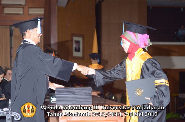 wisuda-unpad-gel-iii-ta-2012_2013-fakultas-ilmu-keperawatan-oleh-dekan-024