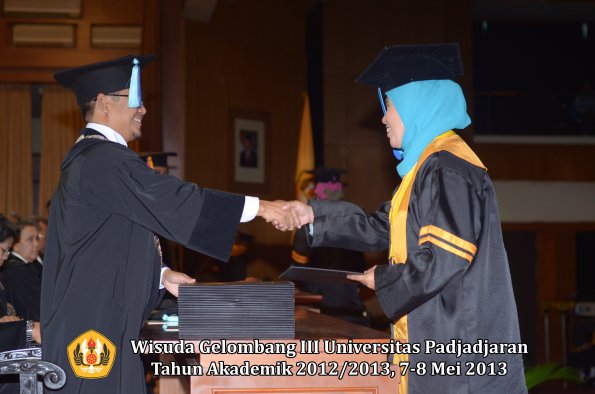 wisuda-unpad-gel-iii-ta-2012_2013-fakultas-ilmu-keperawatan-oleh-dekan-025