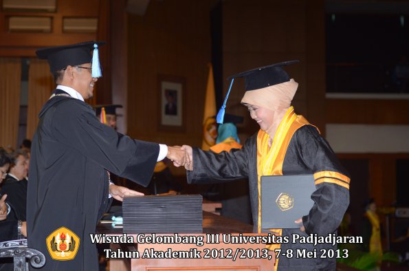 wisuda-unpad-gel-iii-ta-2012_2013-fakultas-ilmu-keperawatan-oleh-dekan-026