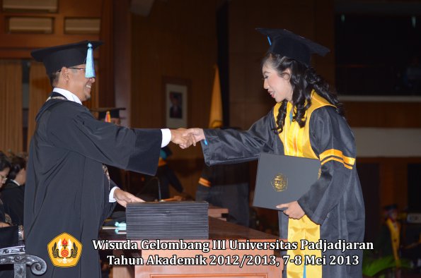 wisuda-unpad-gel-iii-ta-2012_2013-fakultas-ilmu-keperawatan-oleh-dekan-027