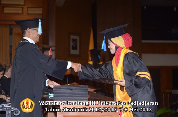 wisuda-unpad-gel-iii-ta-2012_2013-fakultas-ilmu-keperawatan-oleh-dekan-028