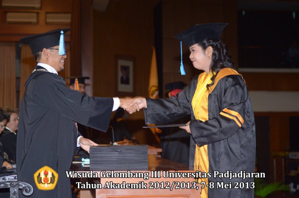 wisuda-unpad-gel-iii-ta-2012_2013-fakultas-ilmu-keperawatan-oleh-dekan-029