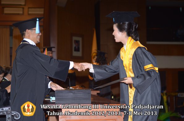 wisuda-unpad-gel-iii-ta-2012_2013-fakultas-ilmu-keperawatan-oleh-dekan-030