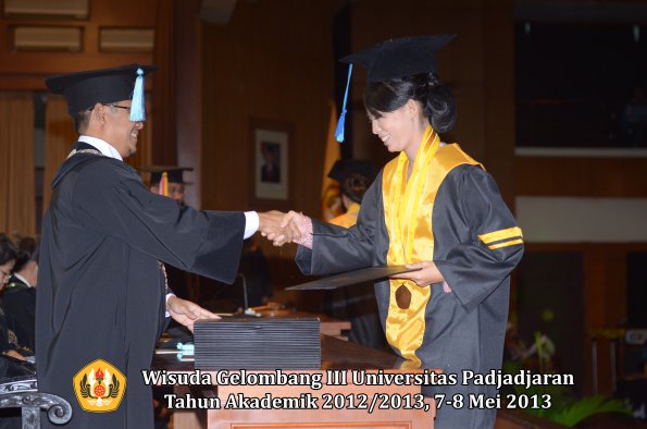 wisuda-unpad-gel-iii-ta-2012_2013-fakultas-ilmu-keperawatan-oleh-dekan-031