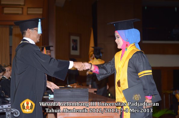 wisuda-unpad-gel-iii-ta-2012_2013-fakultas-ilmu-keperawatan-oleh-dekan-032