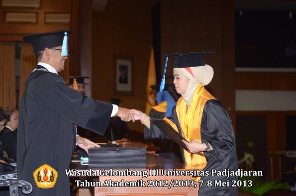 wisuda-unpad-gel-iii-ta-2012_2013-fakultas-ilmu-keperawatan-oleh-dekan-033