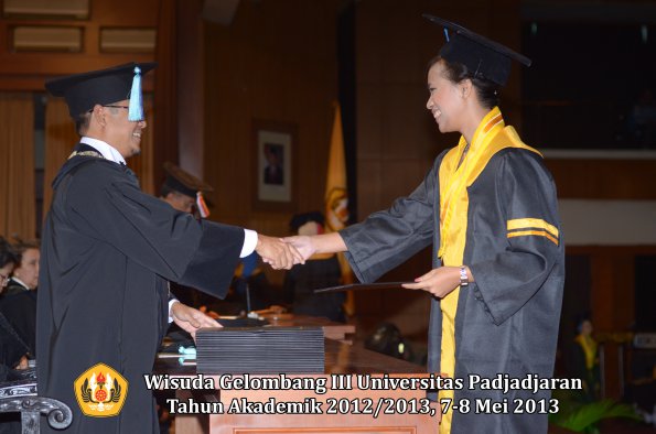 wisuda-unpad-gel-iii-ta-2012_2013-fakultas-ilmu-keperawatan-oleh-dekan-034