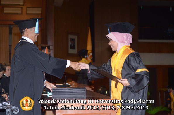 wisuda-unpad-gel-iii-ta-2012_2013-fakultas-ilmu-keperawatan-oleh-dekan-035