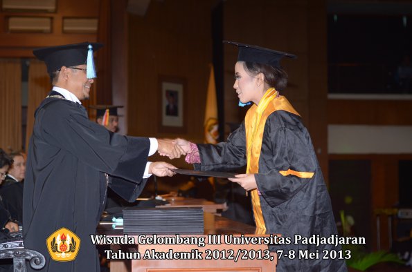 wisuda-unpad-gel-iii-ta-2012_2013-fakultas-ilmu-keperawatan-oleh-dekan-036