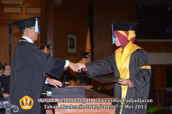 wisuda-unpad-gel-iii-ta-2012_2013-fakultas-ilmu-keperawatan-oleh-dekan-037