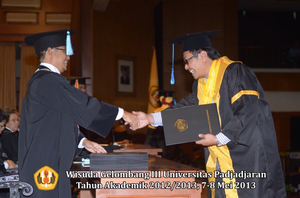 wisuda-unpad-gel-iii-ta-2012_2013-fakultas-ilmu-keperawatan-oleh-dekan-038