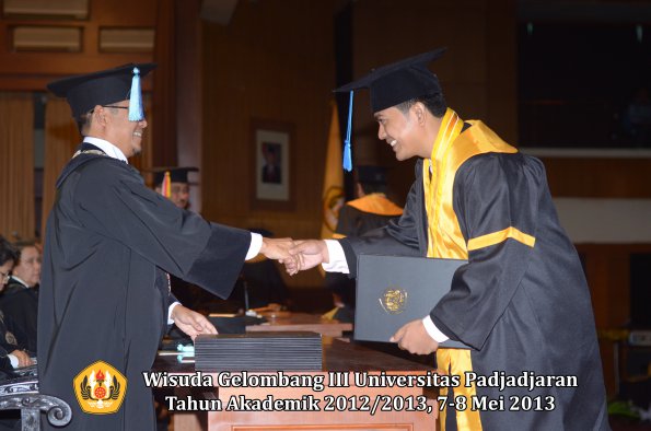 wisuda-unpad-gel-iii-ta-2012_2013-fakultas-ilmu-keperawatan-oleh-dekan-039