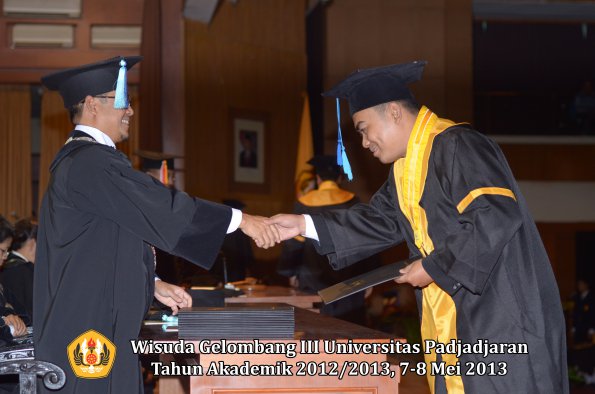 wisuda-unpad-gel-iii-ta-2012_2013-fakultas-ilmu-keperawatan-oleh-dekan-040