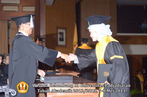 wisuda-unpad-gel-iii-ta-2012_2013-fakultas-ilmu-keperawatan-oleh-dekan-041