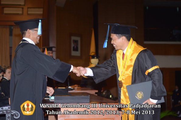 wisuda-unpad-gel-iii-ta-2012_2013-fakultas-ilmu-keperawatan-oleh-dekan-042