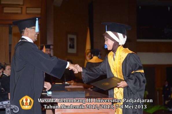 wisuda-unpad-gel-iii-ta-2012_2013-fakultas-ilmu-keperawatan-oleh-dekan-043