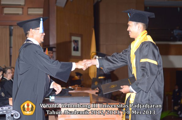 wisuda-unpad-gel-iii-ta-2012_2013-fakultas-ilmu-keperawatan-oleh-dekan-044