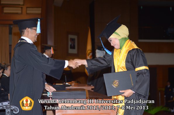 wisuda-unpad-gel-iii-ta-2012_2013-fakultas-ilmu-keperawatan-oleh-dekan-045