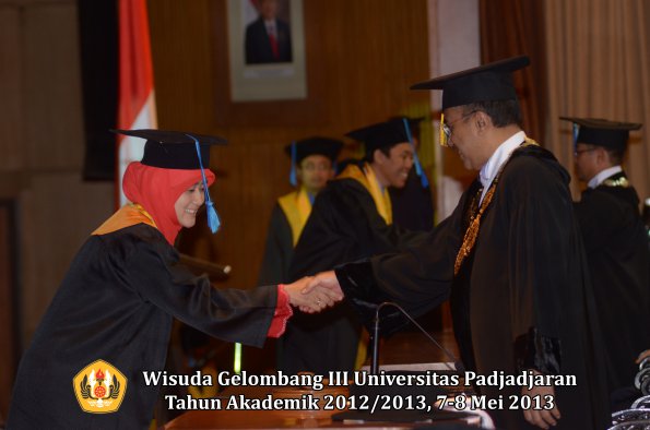 wisuda-unpad-gel-iii-ta-2012_2013-fakultas-ilmu-keperawatan-oleh-rektor-002