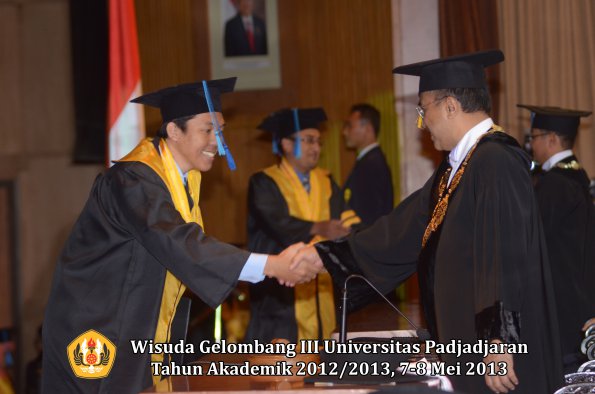 wisuda-unpad-gel-iii-ta-2012_2013-fakultas-ilmu-keperawatan-oleh-rektor-003