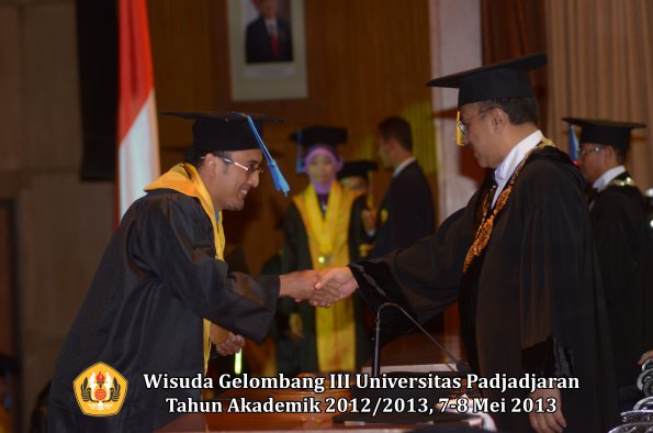 wisuda-unpad-gel-iii-ta-2012_2013-fakultas-ilmu-keperawatan-oleh-rektor-004