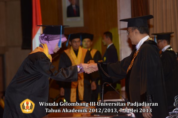 wisuda-unpad-gel-iii-ta-2012_2013-fakultas-ilmu-keperawatan-oleh-rektor-005