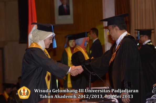 wisuda-unpad-gel-iii-ta-2012_2013-fakultas-ilmu-keperawatan-oleh-rektor-008