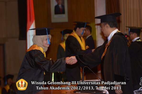 wisuda-unpad-gel-iii-ta-2012_2013-fakultas-ilmu-keperawatan-oleh-rektor-012