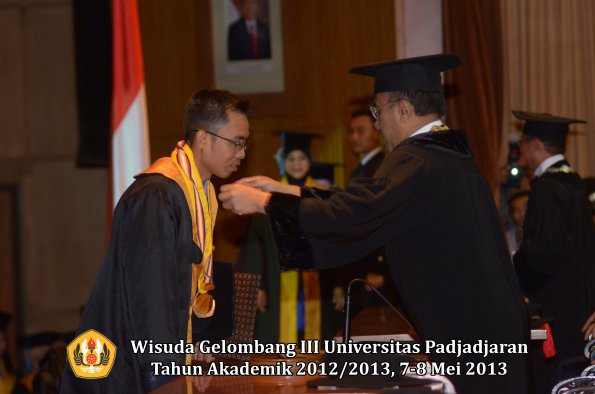wisuda-unpad-gel-iii-ta-2012_2013-fakultas-ilmu-keperawatan-oleh-rektor-020