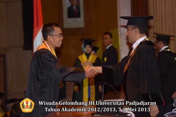wisuda-unpad-gel-iii-ta-2012_2013-fakultas-ilmu-keperawatan-oleh-rektor-021