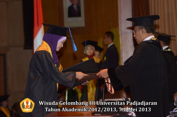 wisuda-unpad-gel-iii-ta-2012_2013-fakultas-ilmu-keperawatan-oleh-rektor-023