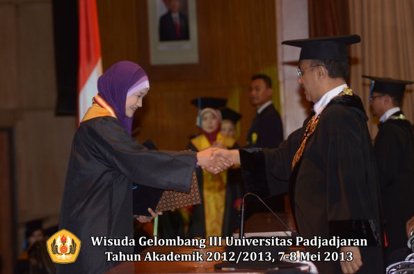 wisuda-unpad-gel-iii-ta-2012_2013-fakultas-ilmu-keperawatan-oleh-rektor-025