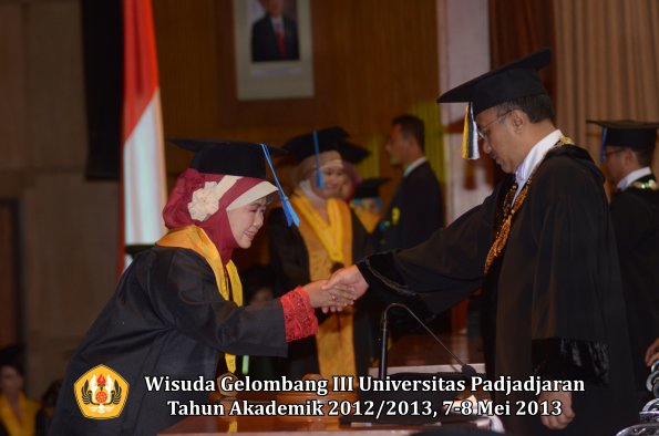 wisuda-unpad-gel-iii-ta-2012_2013-fakultas-ilmu-keperawatan-oleh-rektor-026