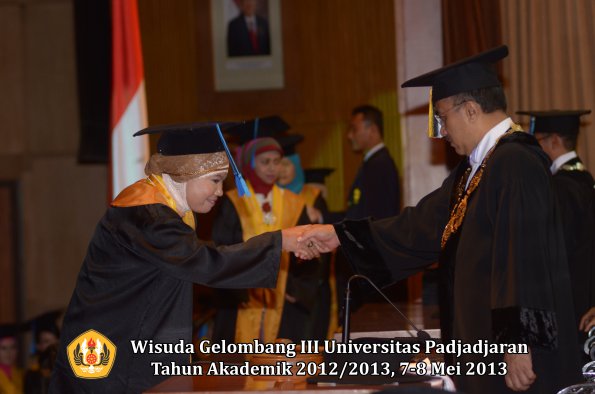 wisuda-unpad-gel-iii-ta-2012_2013-fakultas-ilmu-keperawatan-oleh-rektor-027