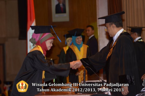 wisuda-unpad-gel-iii-ta-2012_2013-fakultas-ilmu-keperawatan-oleh-rektor-028