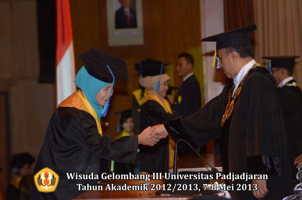 wisuda-unpad-gel-iii-ta-2012_2013-fakultas-ilmu-keperawatan-oleh-rektor-029